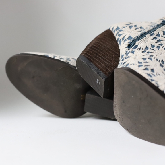 Very Volatile Cherie Lace Booties, blue denim - Picture 5 of 11